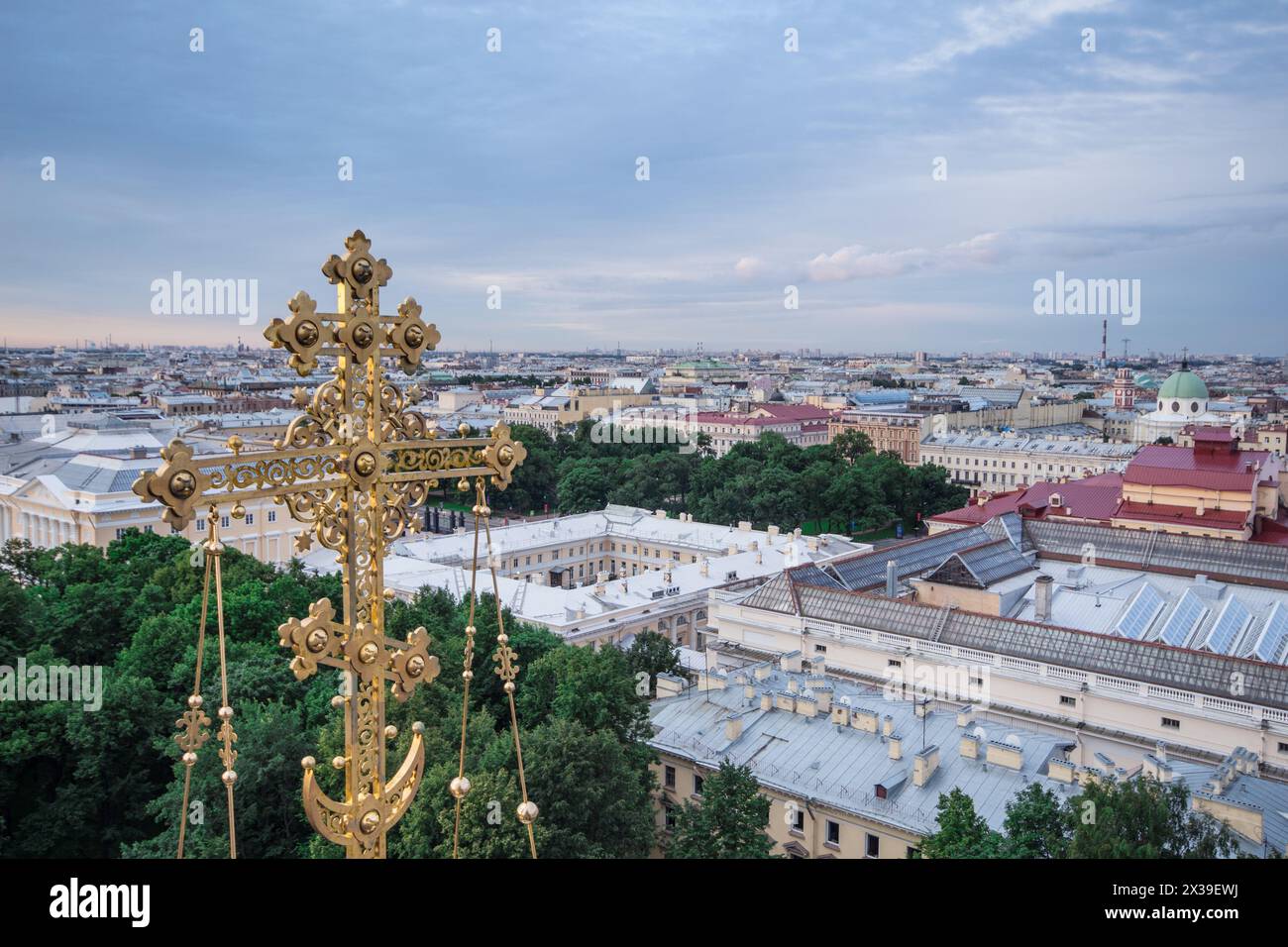 Croce dorata della cattedrale di Spas-na-krovi e vista serale di St Pietroburgo, Russia Foto Stock