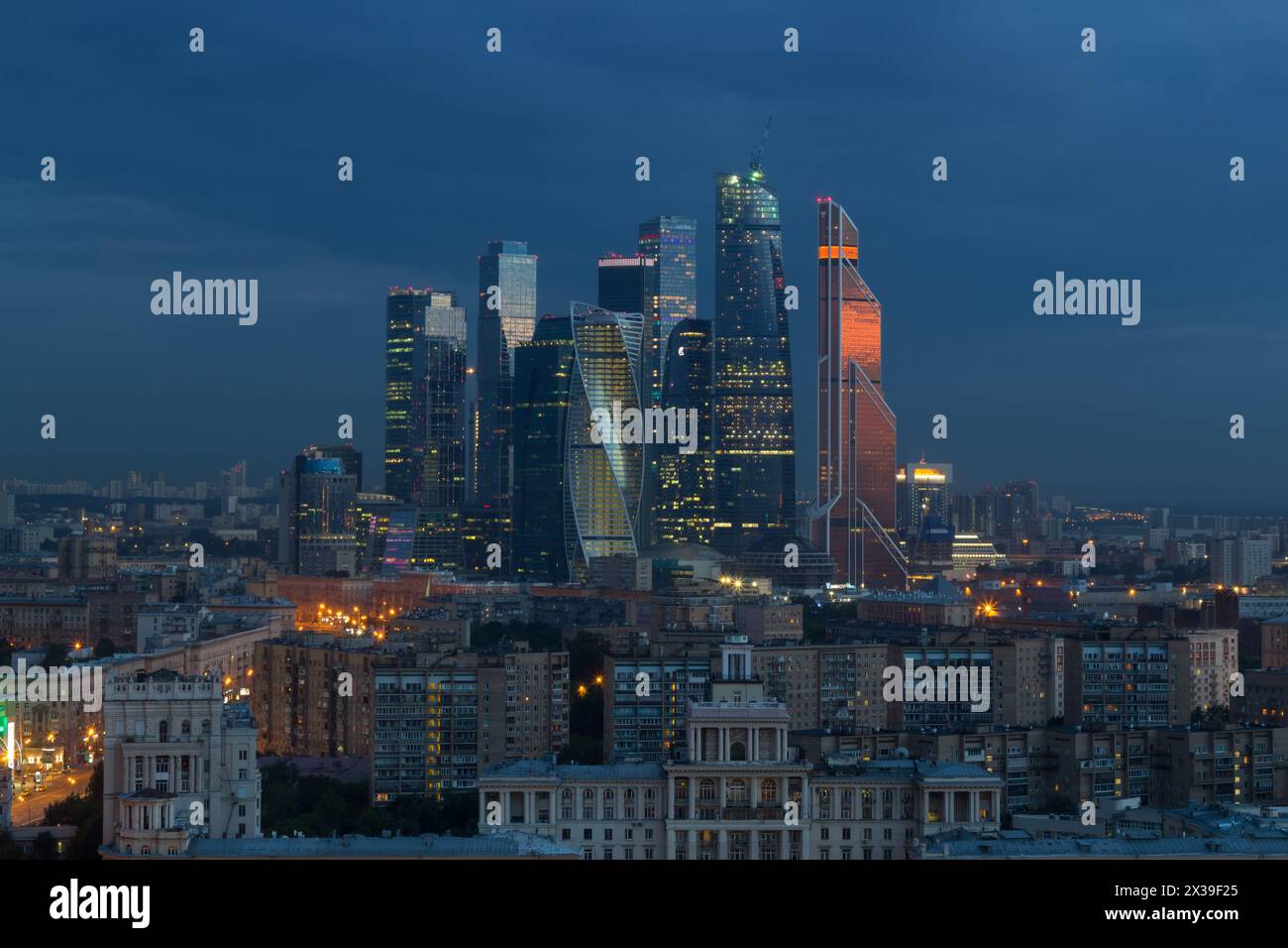 MOSCA - 11 giugno 2016: Futuristico Moscow International Business Center in costruzione di notte. Torre Est di complesso Federazione in altezza 374 m - Foto Stock