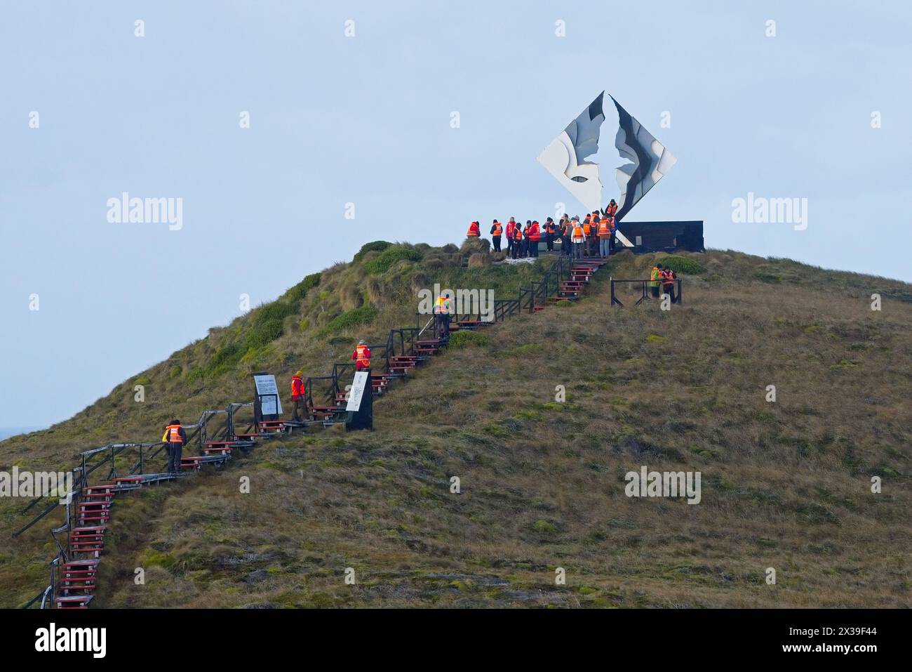 I passeggeri delle crociere avventurose visitano il monumento Albetrtoss per i marinai morti che circondano il corno. Scultura dello scultore cileno José Balcells Eyquem Foto Stock