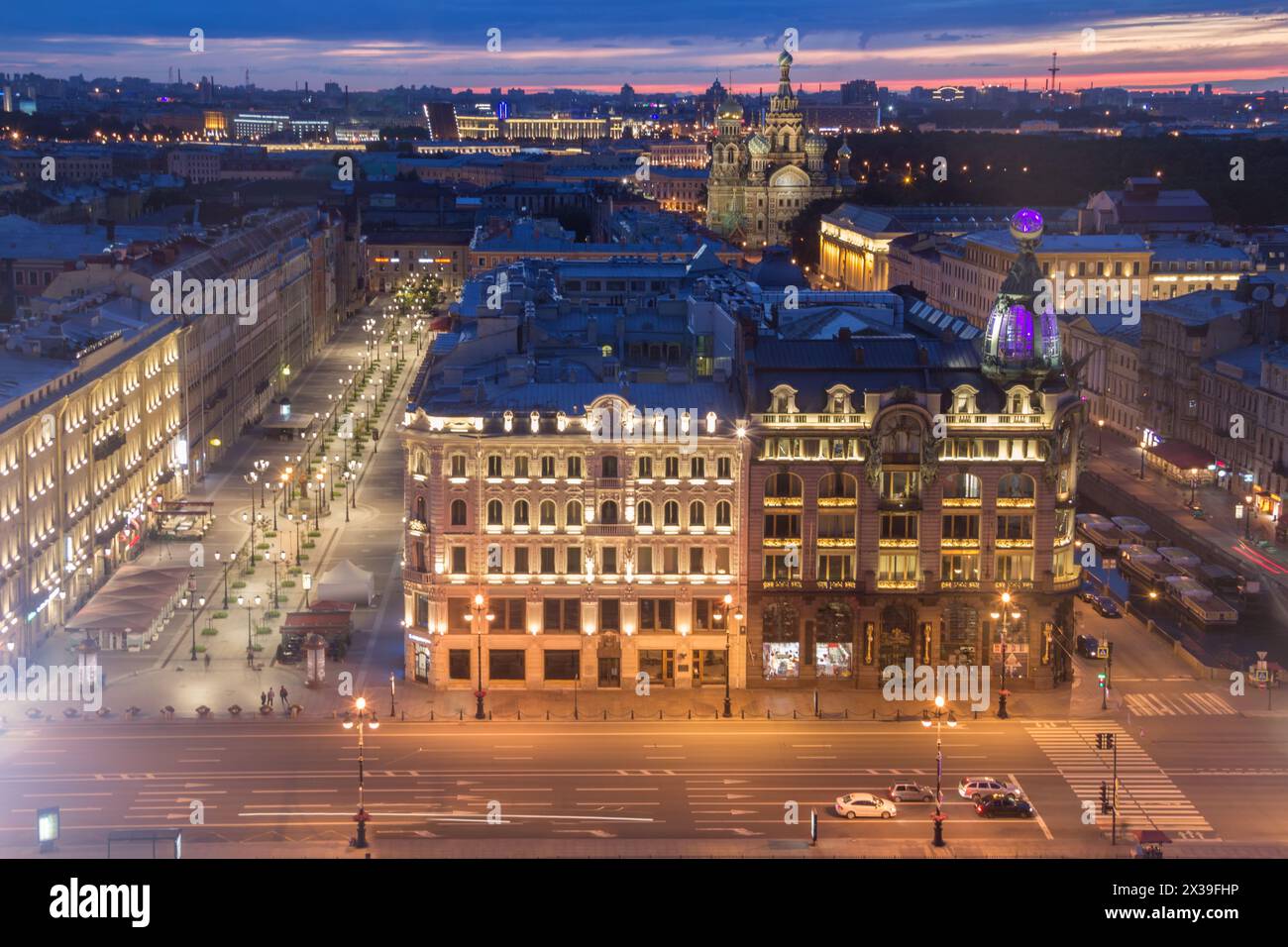 Edificio dei cantanti, viale Nevsky serale, cattedrale Spas-na-krovi a St Pietroburgo, Russia di notte Foto Stock