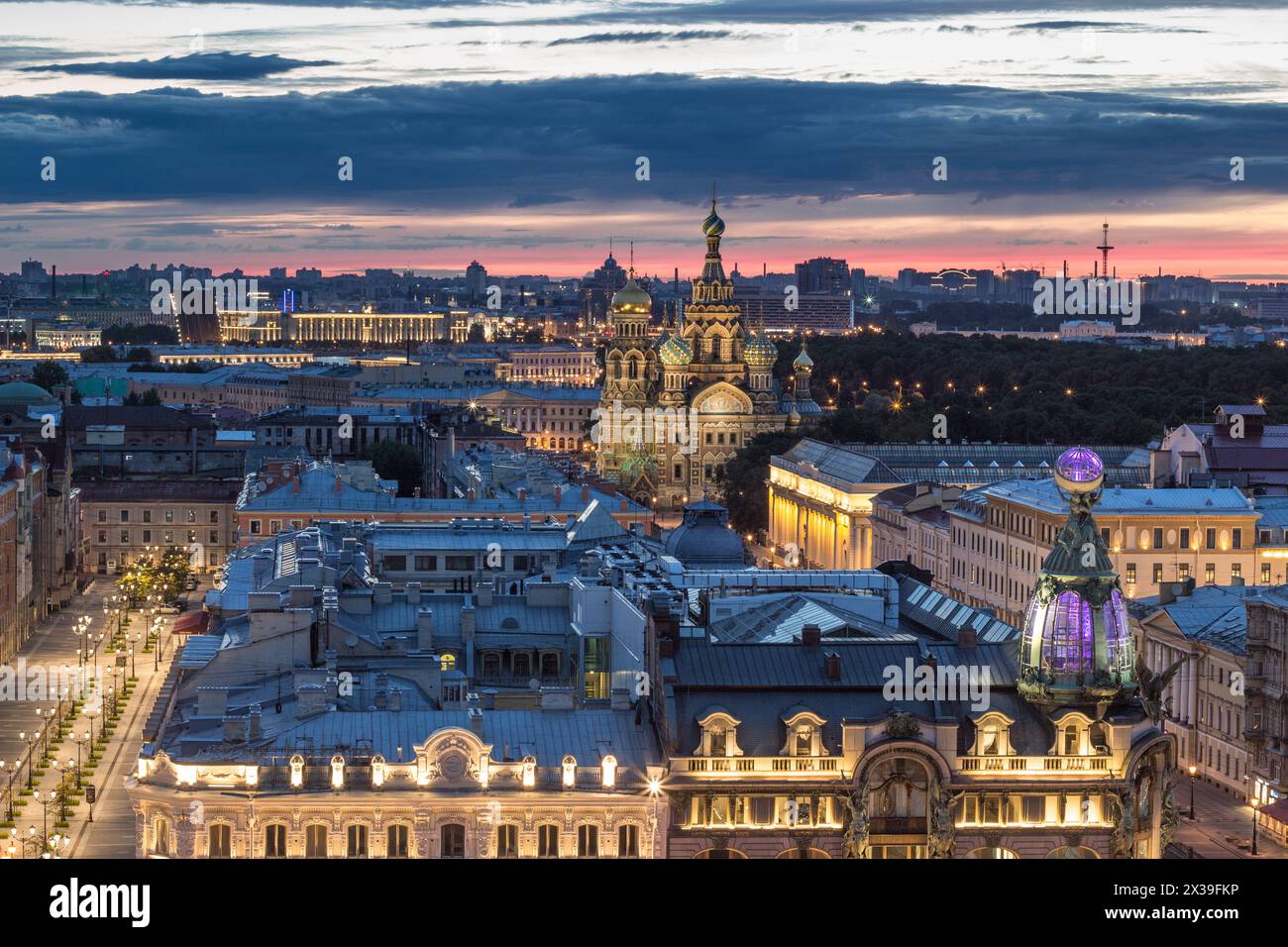 Edificio dei cantanti, viale Nevsky serale, cattedrale Spas-na-krovi a St Pietroburgo, Russia Foto Stock