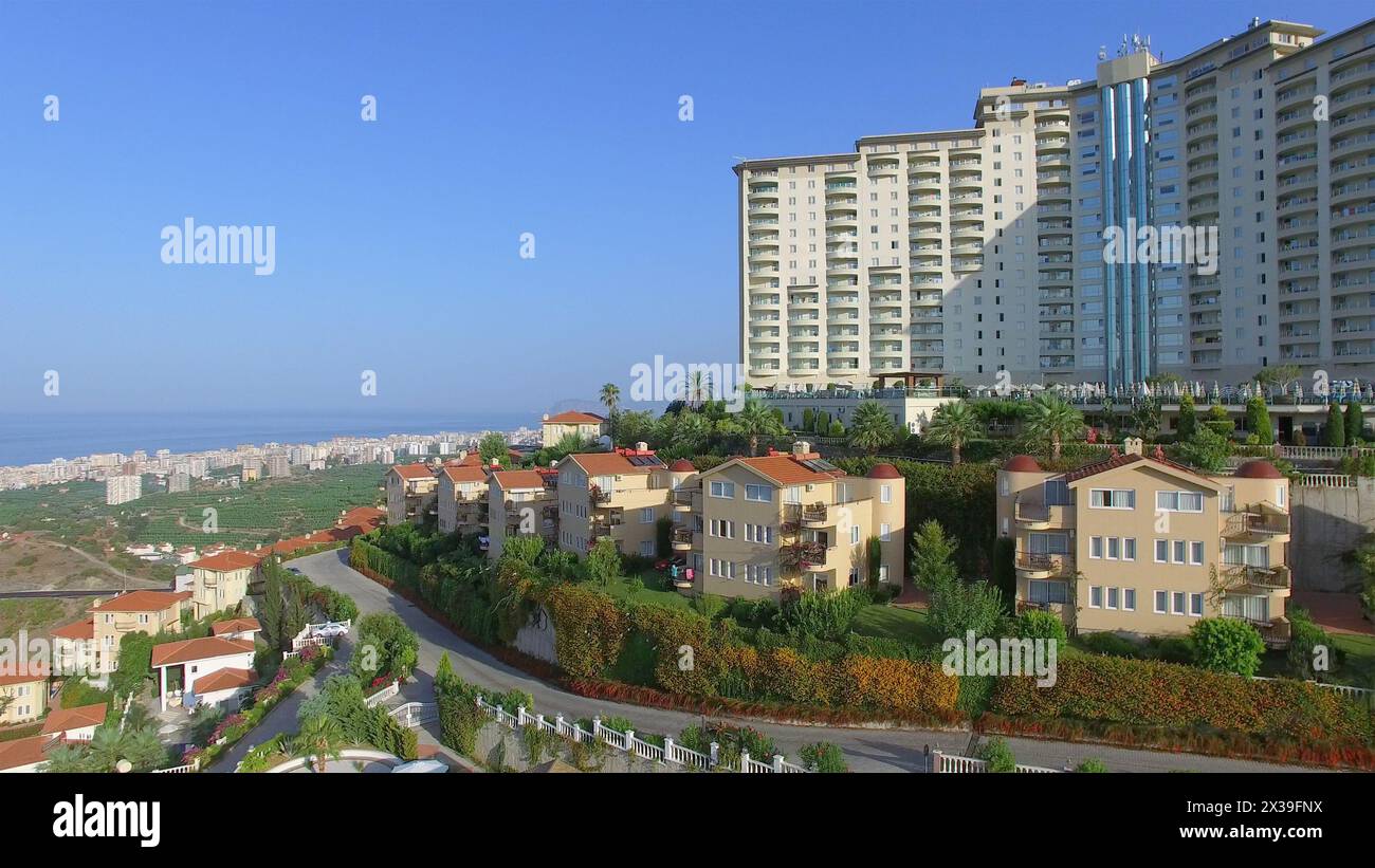 KARGICAK - 16 agosto 2015: Complesso turistico di Gold City e città costiera nelle giornate estive di sole. Vista aerea del telaio video. Circa 41.263.670 turisti arrivano Foto Stock