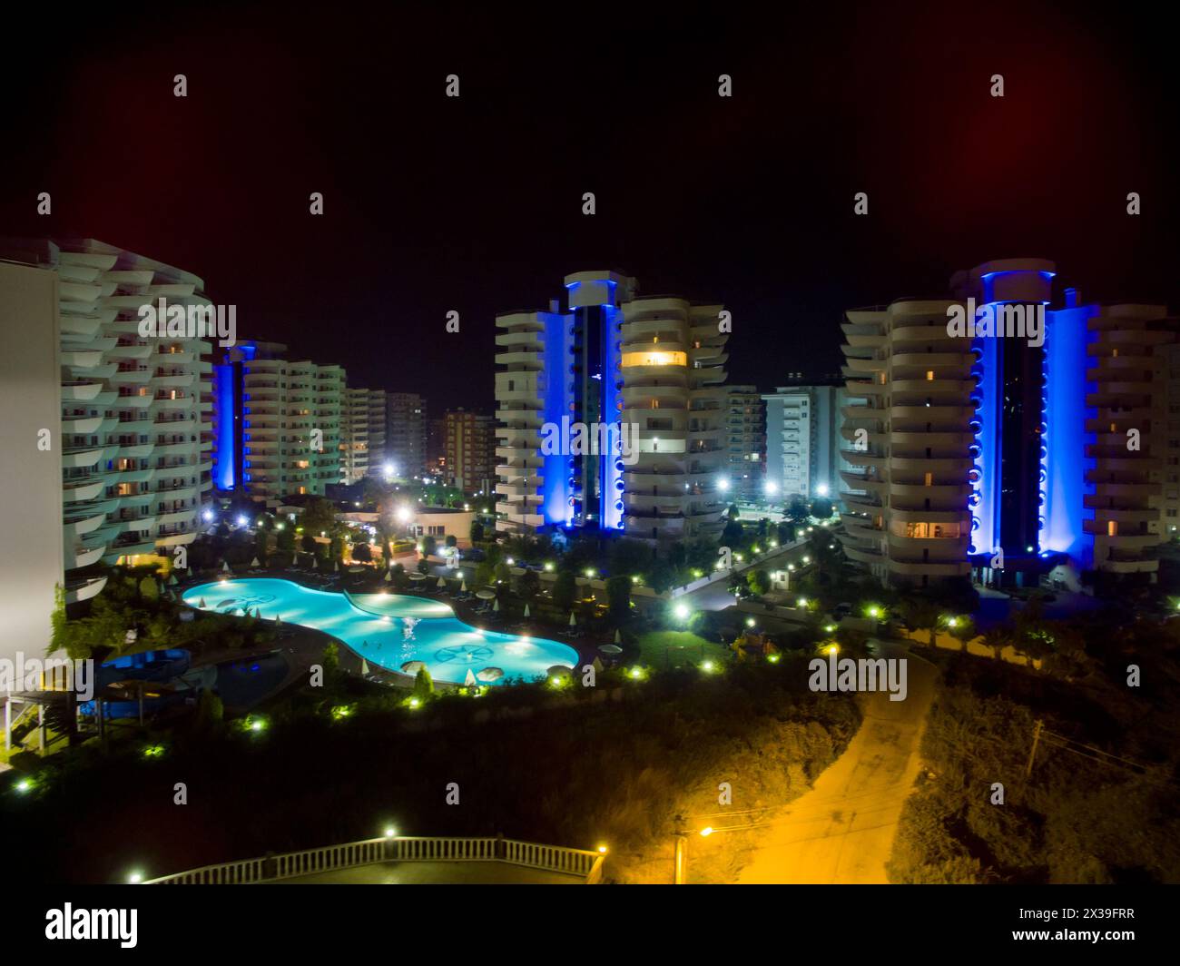 ALANYA, TURCHIA - 16 agosto 2015: Edifici e piscina del complesso My Marine Residence di notte, foto aerea Foto Stock