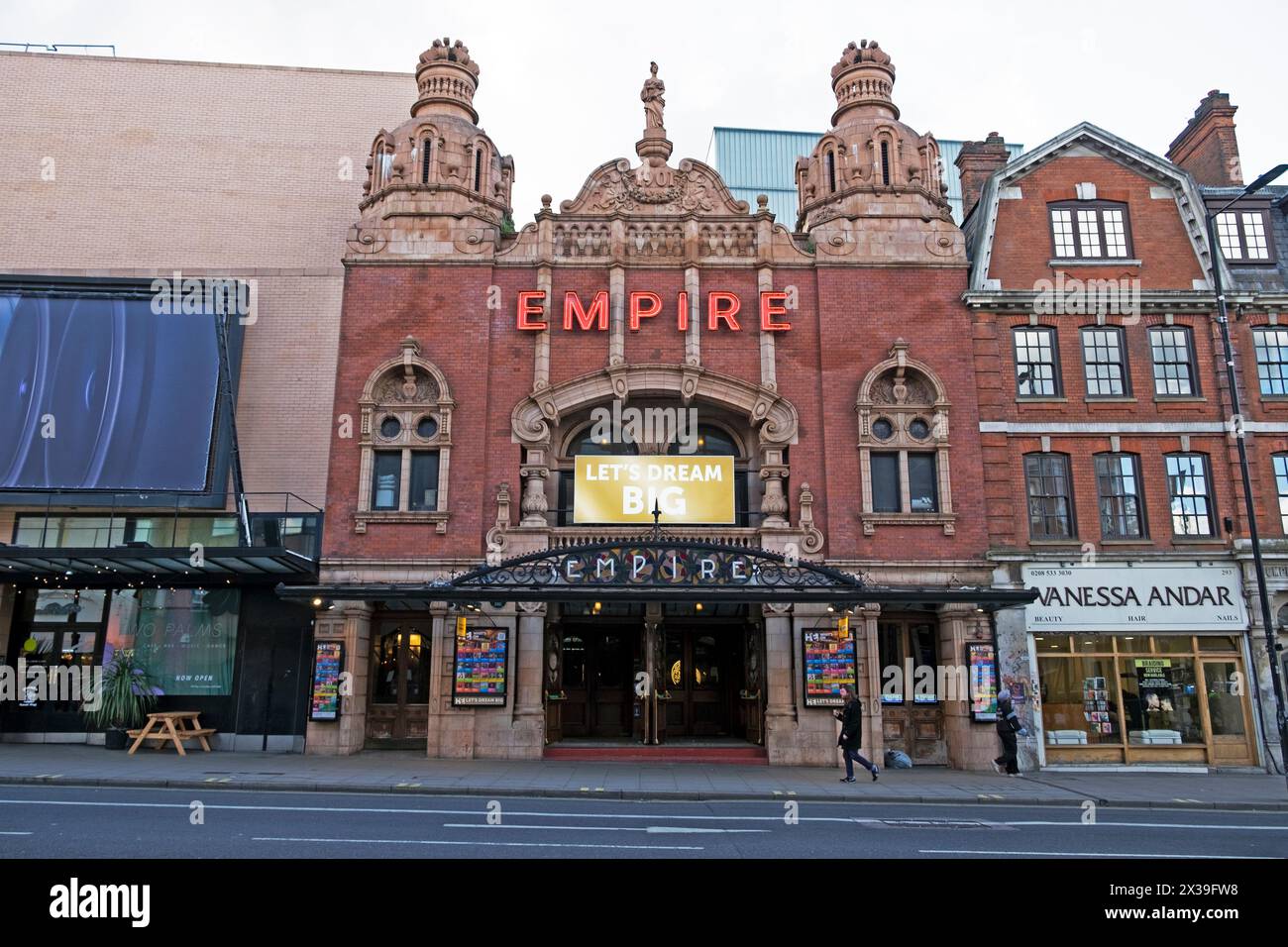 Vista frontale facciata esterna del vecchio teatro dell'Hackney Empire in Mare Street a Hackney East London E8 Inghilterra Regno Unito KATHY DEWITT Foto Stock