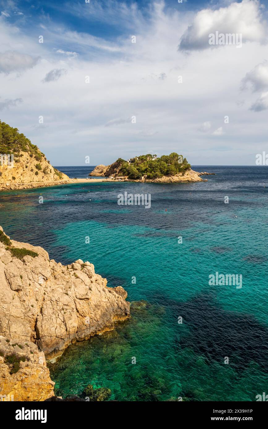 Cala de sa Ferradura e l'isola di Des Bosc vicino alla spiaggia di Port de Sant Miquel, Sant Joan de Labritja, Ibiza, Isole Baleari, Spagna Foto Stock