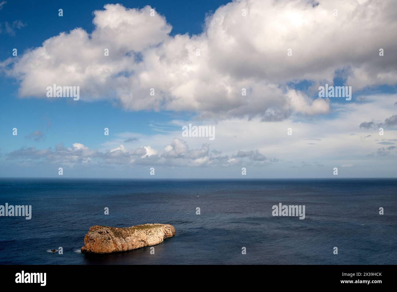 Vista dell'isola di Illa Murada dalla torre Torre des Mollar, Port de Sant Miquel, Sant Joan de Labritja, Ibiza, Isole Baleari, Spagna Foto Stock