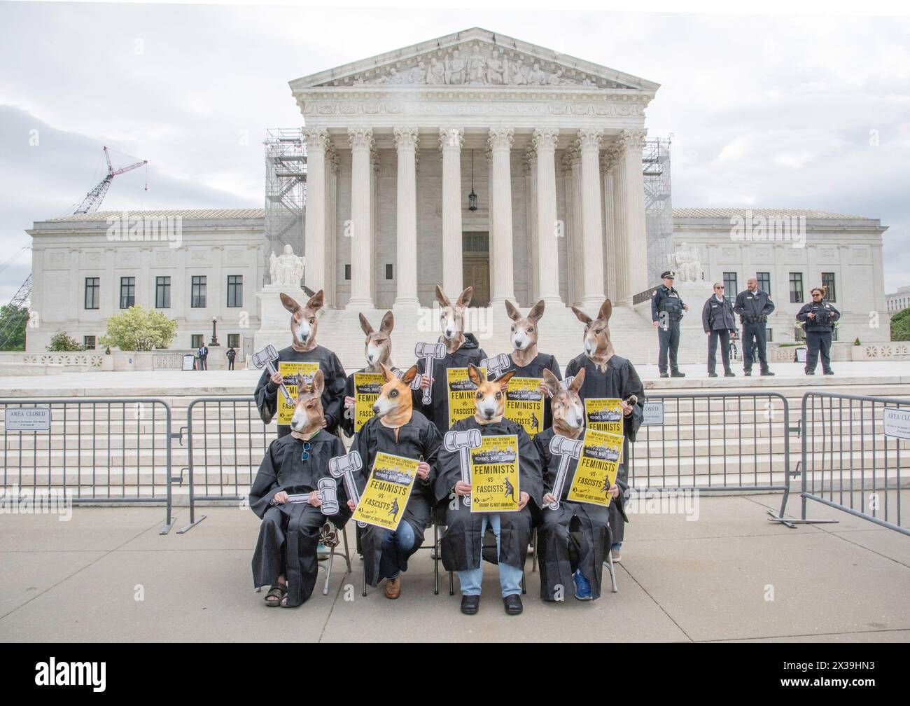 Washington DC 25 aprile 2024, Stati Uniti: I sostenitori contro l'ex presidente Donald Trump si riuniscono alla Corte Suprema degli Stati Uniti mentre i giudici della Corte Suprema sentono Foto Stock