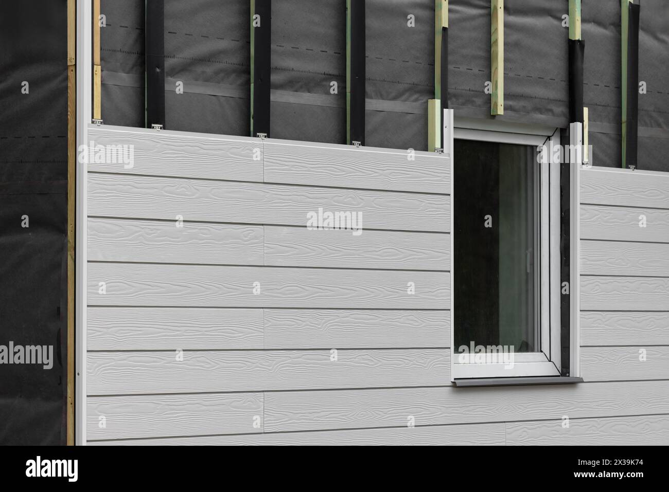 installazione di rivestimenti compositi in legno sulla facciata della casa. Pannelli laterali della parete esterna WPC Foto Stock