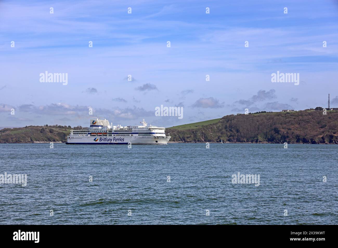 Brittany Ferries Ship, Pont Aven vista lasciare Plymouth Sound, sullo sfondo di Staddon Heights. Abbondanza di intestazione e spazio di copia. Foto Stock