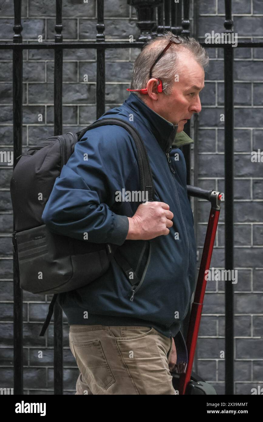 Londra, Regno Unito. 25 aprile 2024. Simon Hart, deputato, Segretario parlamentare al Tesoro (capo Whip) del Partito Conservatore, è visto uscire da Downing Street con uno zaino e un trolley questo pomeriggio. Crediti: Imageplotter/Alamy Live News Foto Stock