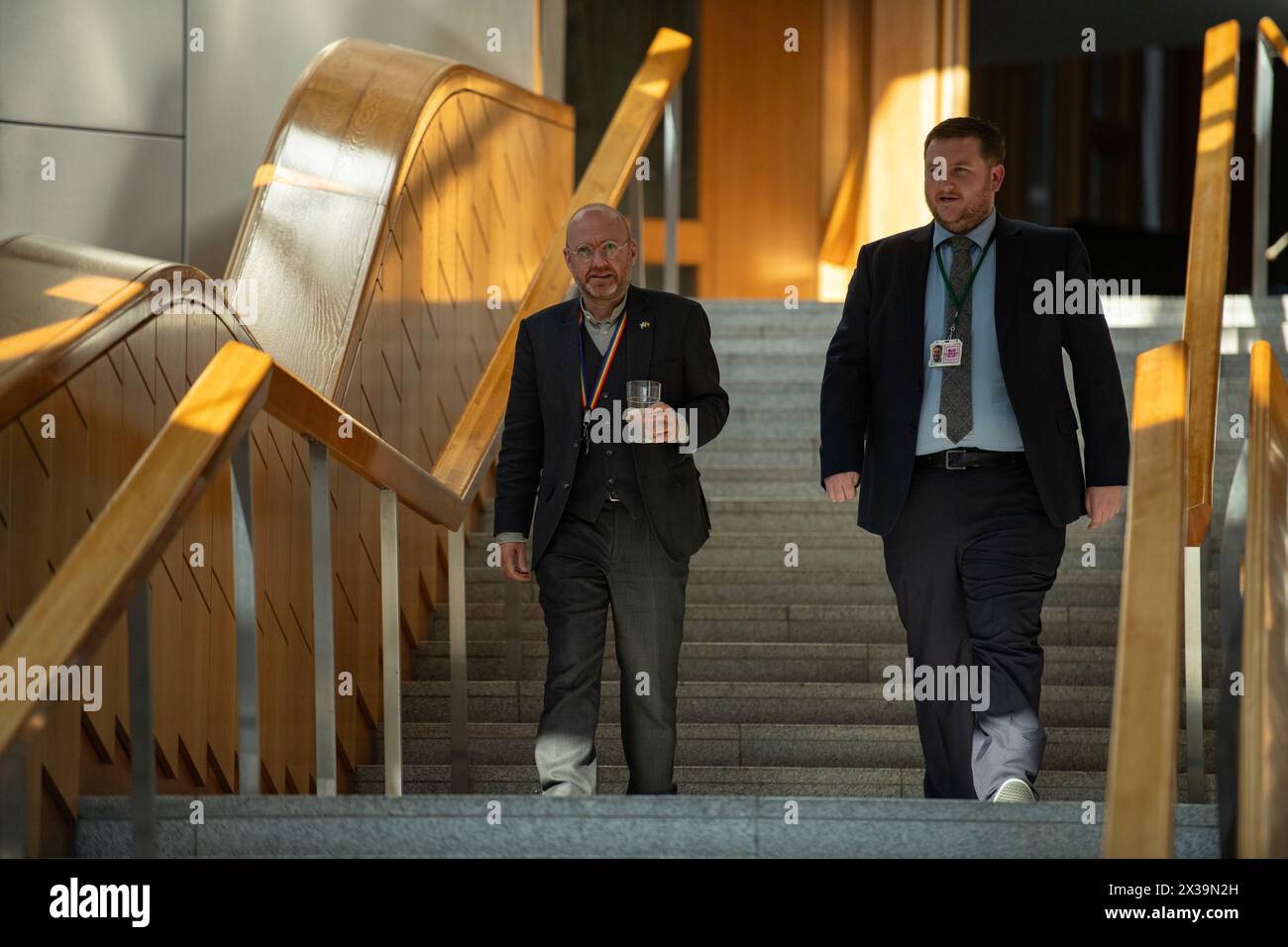 Edimburgo, Scozia, Regno Unito. 25 aprile 2024. NELLA FOTO: Il co-leader del Partito Verde scozzese, Patrick Harvie MSP, scende le scale prima di tenere una conferenza stampa, il giorno in cui il Partito Nazionale scozzese (SNP) ha annunciato questa mattina la conclusione dell'accordo tra la Bute House. Crediti: Colin D Fisher crediti: Colin Fisher/Alamy Live News Foto Stock