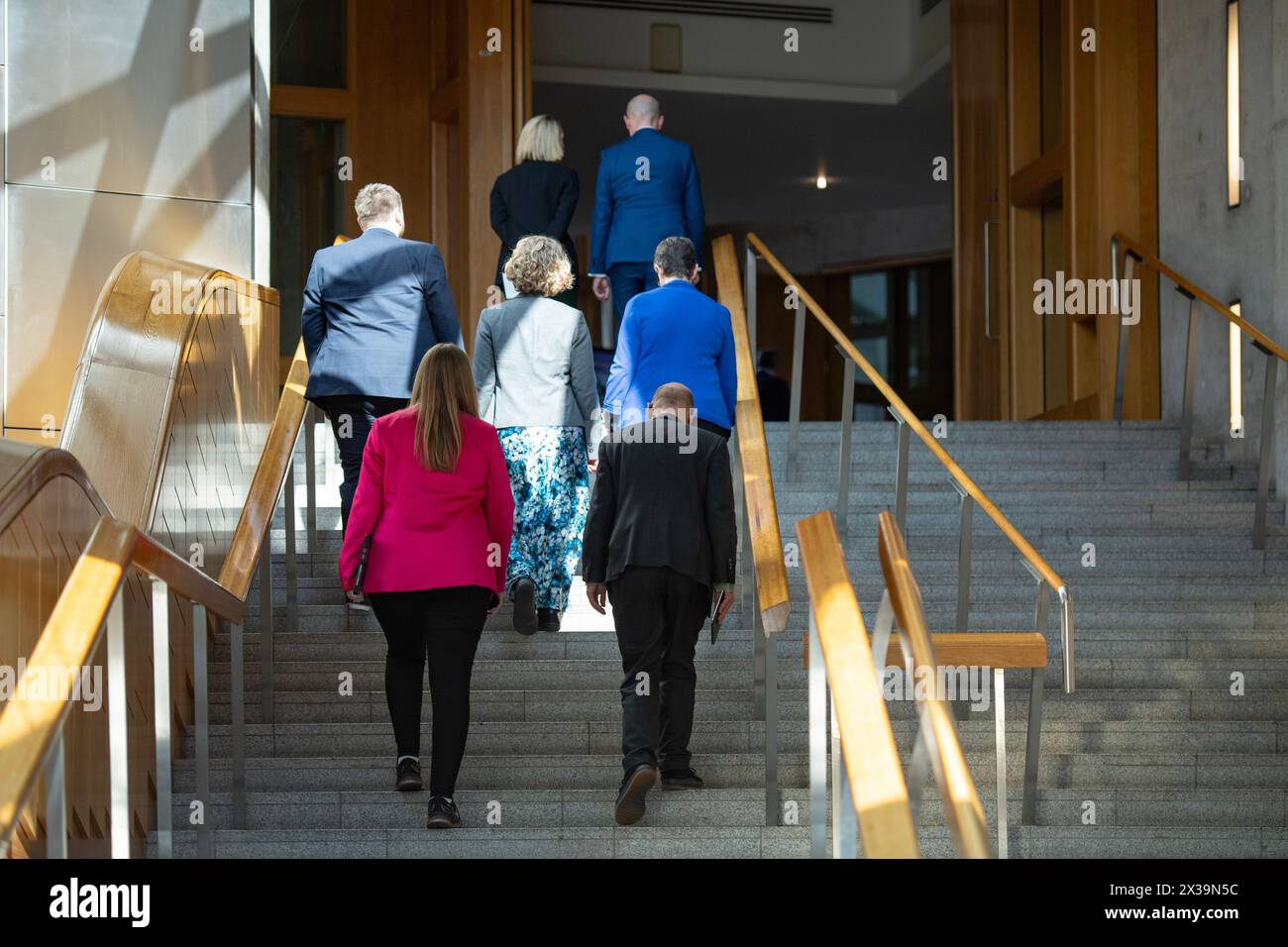 Edimburgo, Scozia, Regno Unito. 25 aprile 2024. NELLA FOTO: Il Partito Verde scozzese ha visto salire le scale per raggiungere la camera per il tempo di decisione, prima di tenere una conferenza stampa, il giorno in cui il Partito Nazionale scozzese (SNP) ha annunciato questa mattina che l'accordo tra la camera di Bute è stato concluso. Crediti: Colin D Fisher crediti: Colin Fisher/Alamy Live News Foto Stock