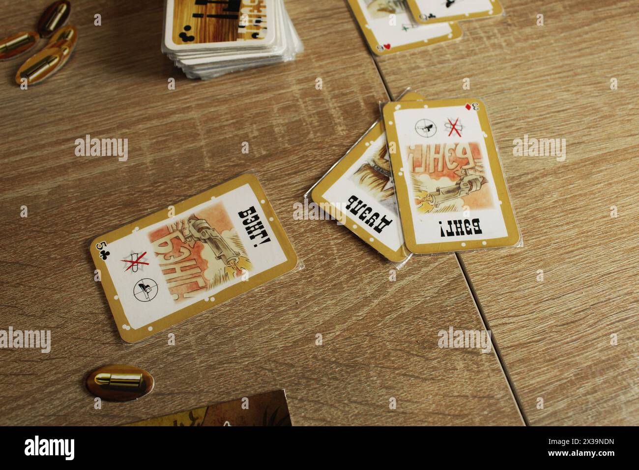 Mozyr, Bielorussia, 01 aprile 2024: Gioco di carte Bang per una serata di gioco da tavolo adatta alle famiglie. Regole Duel Card Foto Stock