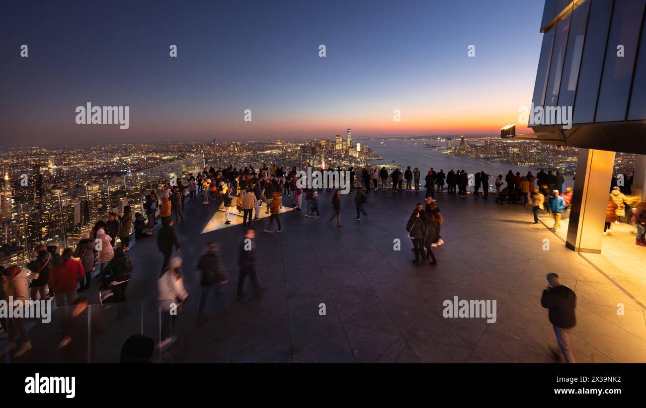La piattaforma di osservazione Edge al crepuscolo con vista su Midtown, Lower Manhattan e il fiume Hudson. Hudson Yards un grattacielo alto, New York City Foto Stock La piattaforma di osservazione Edge al crepuscolo con vista su Midtown, Lower Manhattan e il fiume Hudson. Hudson Yards un grattacielo alto, New York City Foto Stock