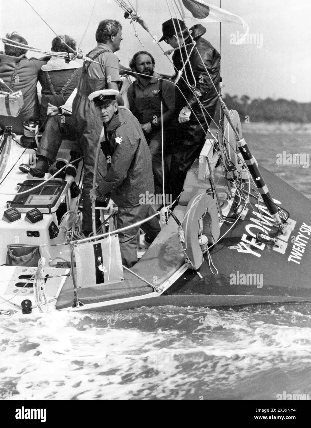 PRINCE PHILLIP PRENDE IL TIMONE A BORDO DI YEOMAN, COWES, 1988 PIC MIKE WALKER 1988 Foto Stock