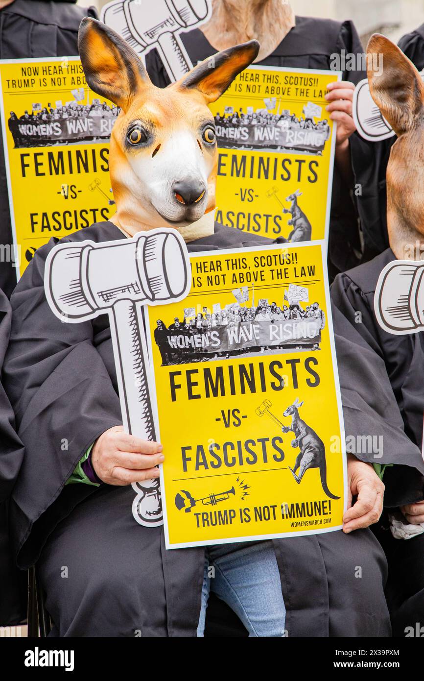 Washington, District of Columbia, USA. 25 aprile 2024. Gli attivisti si vestono come un tribunale di Kangaroo di fronte alla Corte Suprema di Washington, DC, mentre l'udienza dell'ex presidente Donald Trumps inizia sulla sua immunità alle accuse penali dopo che è stato accusato di accuse penali legate alle elezioni (immagine di credito: © Ryan Wiramidjaja/ZUMA Press Wire) SOLO PER USO EDITORIALE! Non per USO commerciale! Foto Stock