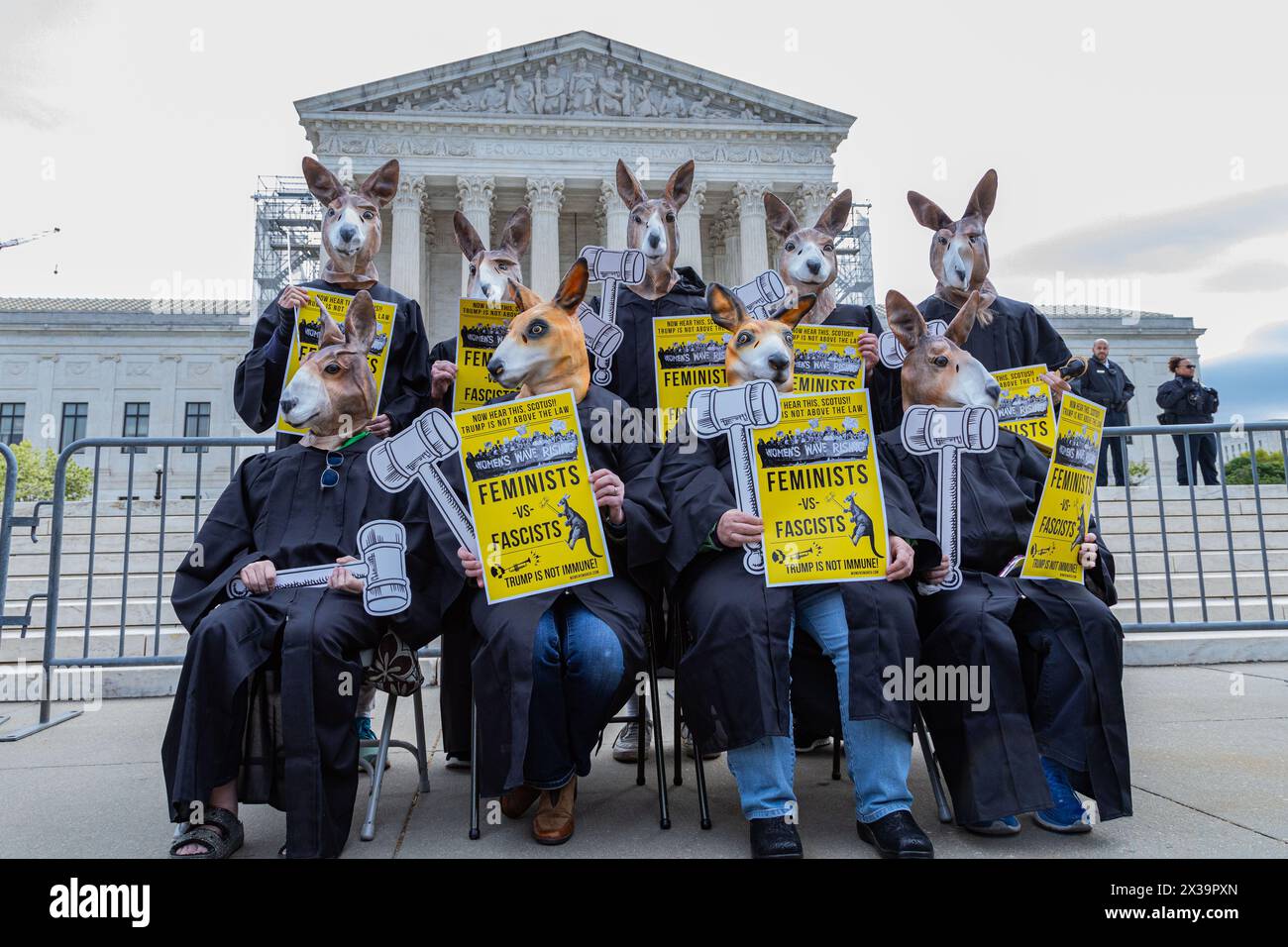 Washington, District of Columbia, USA. 25 aprile 2024. Gli attivisti si vestono come un tribunale di Kangaroo di fronte alla Corte Suprema di Washington, DC, mentre l'udienza dell'ex presidente Donald Trumps inizia sulla sua immunità alle accuse penali dopo che è stato accusato di accuse penali legate alle elezioni (immagine di credito: © Ryan Wiramidjaja/ZUMA Press Wire) SOLO PER USO EDITORIALE! Non per USO commerciale! Foto Stock