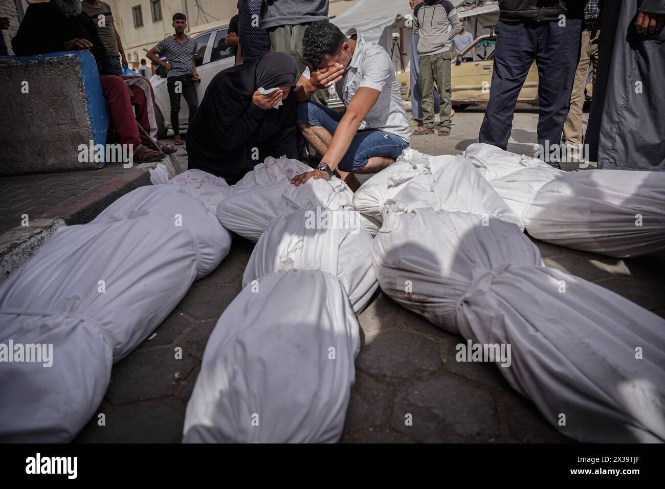 Gaza, Gaza, Palestina. 25 aprile 2024. Una donna palestinese piange sul corpo dei suoi figli all'ospedale al-Aqsa Martiri di Deir al-Balah (immagine di credito: © Saher Alghorra/ZUMA Press Wire) SOLO USO EDITORIALE! Non per USO commerciale! Foto Stock