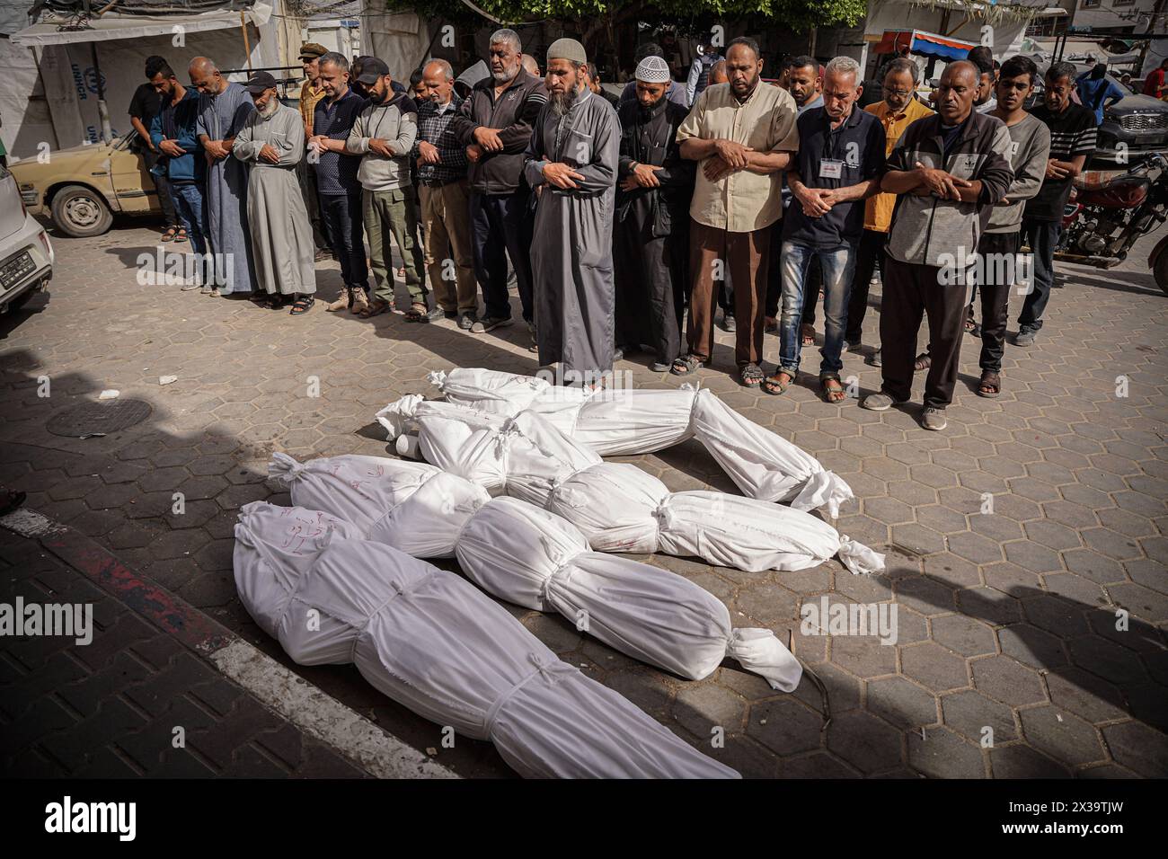 Gaza, Gaza, Palestina. 25 aprile 2024. I palestinesi eseguono preghiere funebri per 4 martiri all'ospedale al-Aqsa Martiri di Deir al-Balah (immagine di credito: © Saher Alghorra/ZUMA Press Wire) SOLO USO EDITORIALE! Non per USO commerciale! Foto Stock