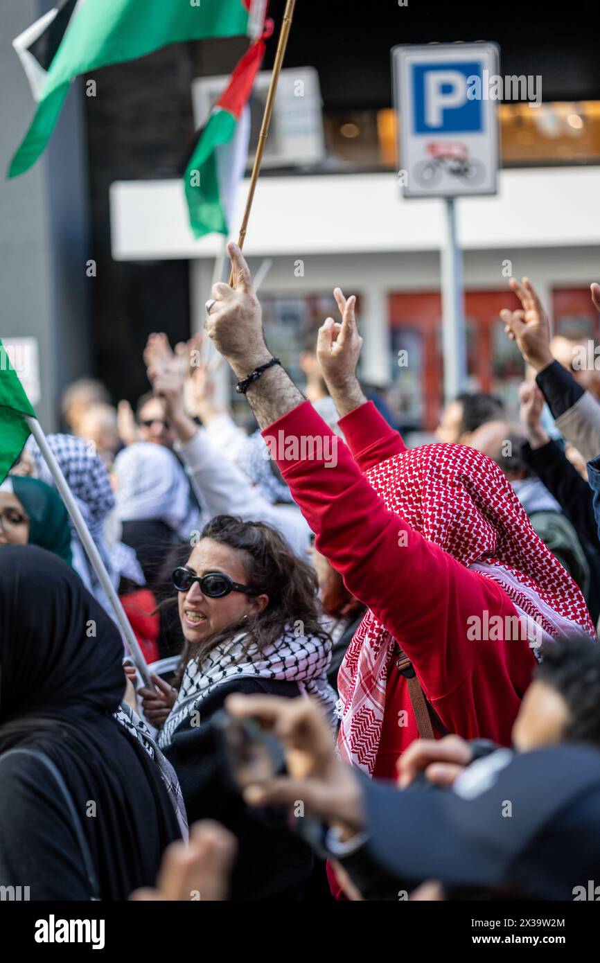 Milano, Italia - aprile 25 2024 - Corale celebra l'anniversario della liberazione dell'Italia dal nazismo e dal fascismo e rivendica la pace nel mondo - protesta per la Palestina contro Israele crediti politici: Kines Milano/Alamy Live News Foto Stock