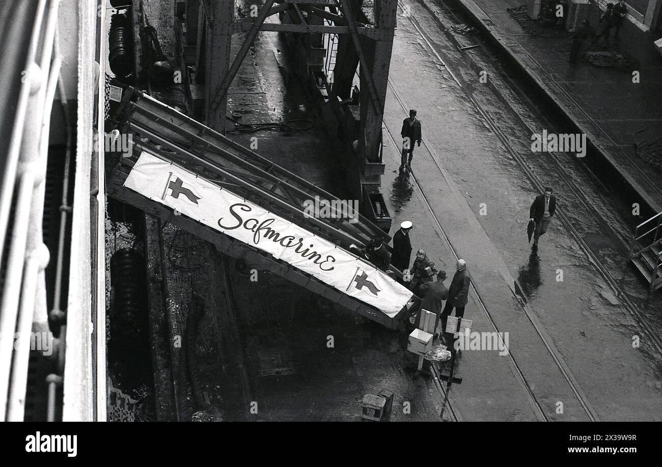 Anni '1960, storici, i passeggeri che salgono su una linea, tramite una passerella al molo di Southampton, Inghilterra, Regno Unito. Il nome sullo striscione è Safmarine, abbreviazione di South African Marine Corporation, una compagnia di navigazione sudafricana. Fondata nel 1946, la società offriva navi merci, merci e container e dal 1965 al 1977 gestiva un servizio di linea passeggeri tra il Regno Unito e il Sud Africa, utilizzando due ex navi della Union-Castle Line, RMS Transvaal Castle e Pretoria Castle. Foto Stock