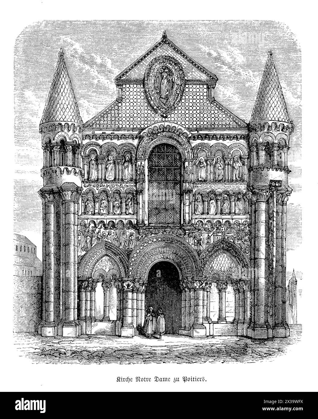 Notre-Dame la grande a Poitiers, in Francia, è un gioiello dell'arte e dell'architettura romanica. Celebrata per la sua facciata riccamente scolpita, che raffigura scene bibliche e santi, la chiesa funge da esempio importante di artigianato medievale. Questa facciata è illuminata di notte con luci vibranti che mettono in risalto i dettagli intricati delle incisioni. All'interno, la chiesa continua a mostrare design romanico con la sua disposizione compatta e armoniosa, adornata da murali e soffitto a cassettoni in legno. Notre-Dame la grande è una figura centrale nel paesaggio religioso e culturale della città Foto Stock