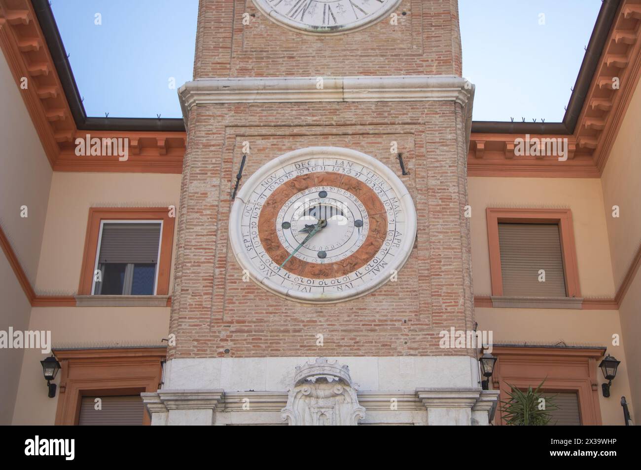 Rimini, Italia - 9 agosto 2023- la torre dell'orologio del municipio di Rimini, Italia, ha un orrido sul volto anteriore. Foto Stock