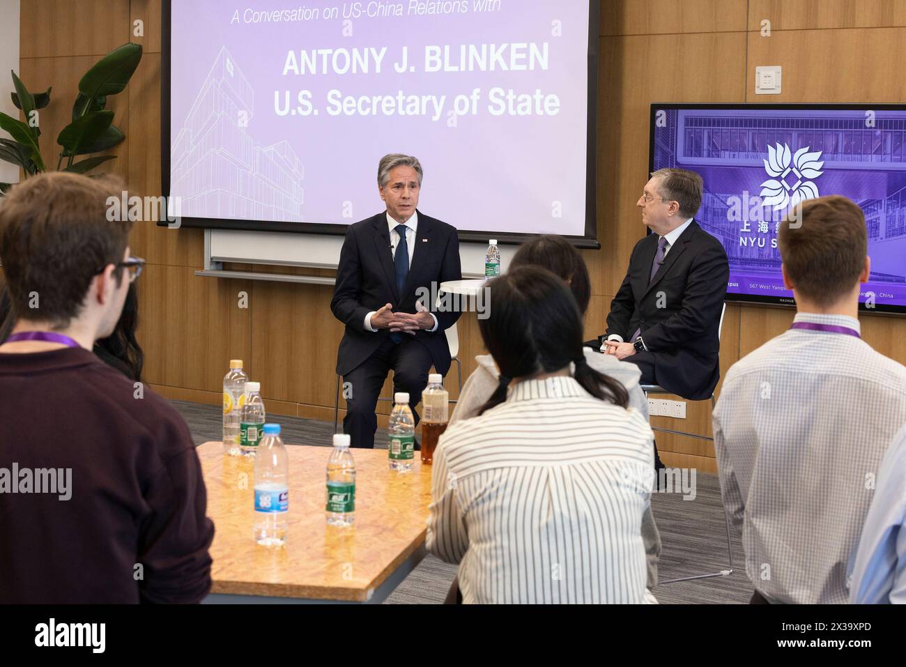 Shanghai, Cina. 25 aprile 2024. Il Segretario di Stato degli Stati Uniti Tony Blinken, centro, tiene una discussione con gli studenti del campus di Shanghai della New York University, 25 aprile 2024, a Shanghai, Cina. Credito: Chuck Kennedy/foto del Dipartimento di Stato degli Stati Uniti/Alamy Live News Foto Stock