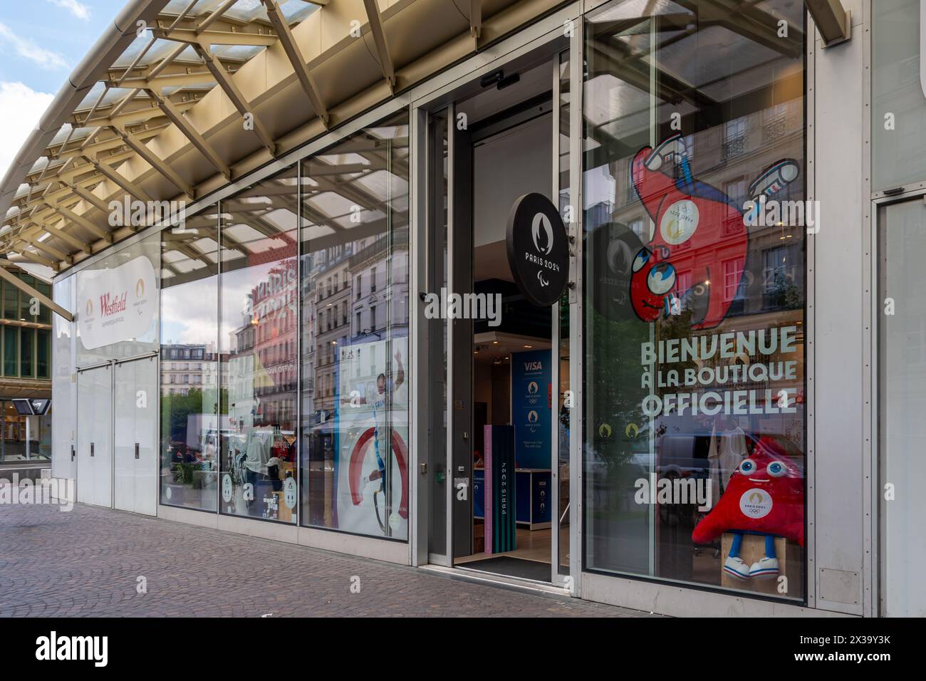 Vista esterna del negozio ufficiale dei Giochi Olimpici estivi di Parigi 2024, situato nel centro Westfield Forum des Halles a Parigi, Francia Foto Stock