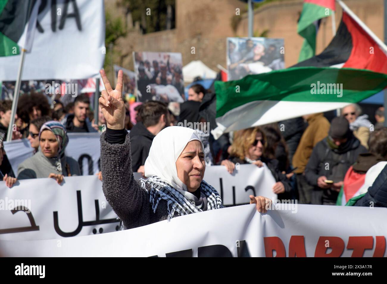 Roma, Italia. 25 aprile 2024. Un manifestante fa segno della vittoria durante la manifestazione "antifascista e antisionista”, organizzata dai movimenti filo-palestinesi, per protestare contro la presenza di "simboli sionisti” durante le manifestazioni del 25 aprile (giorno in cui viene commemorata la liberazione dell'Italia dall'occupazione nazista e dal fascismo) a Roma. (Credit Image: © Marcello Valeri/ZUMA Press Wire) SOLO PER USO EDITORIALE! Non per USO commerciale! Foto Stock