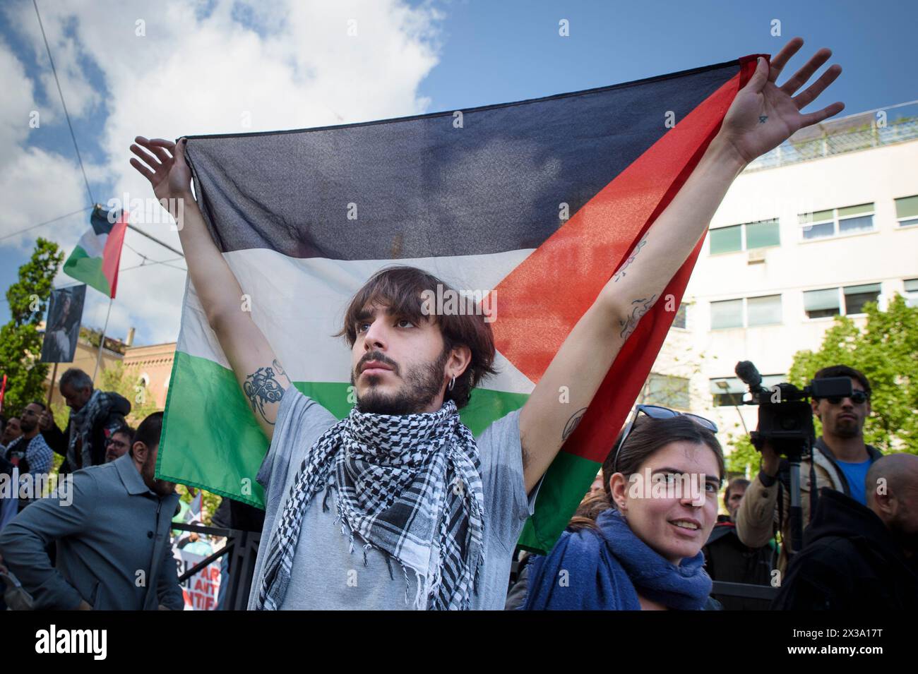 Roma, Italia. 25 aprile 2024. Un manifestante espone la bandiera palestinese durante la manifestazione "antifascista e antisionista”, organizzata dai movimenti filo-palestinesi, per protestare contro la presenza di "simboli sionisti” durante le manifestazioni del 25 aprile (giorno in cui viene commemorata la liberazione dell'Italia dall'occupazione nazista e dal fascismo) a Roma. (Credit Image: © Marcello Valeri/ZUMA Press Wire) SOLO PER USO EDITORIALE! Non per USO commerciale! Foto Stock