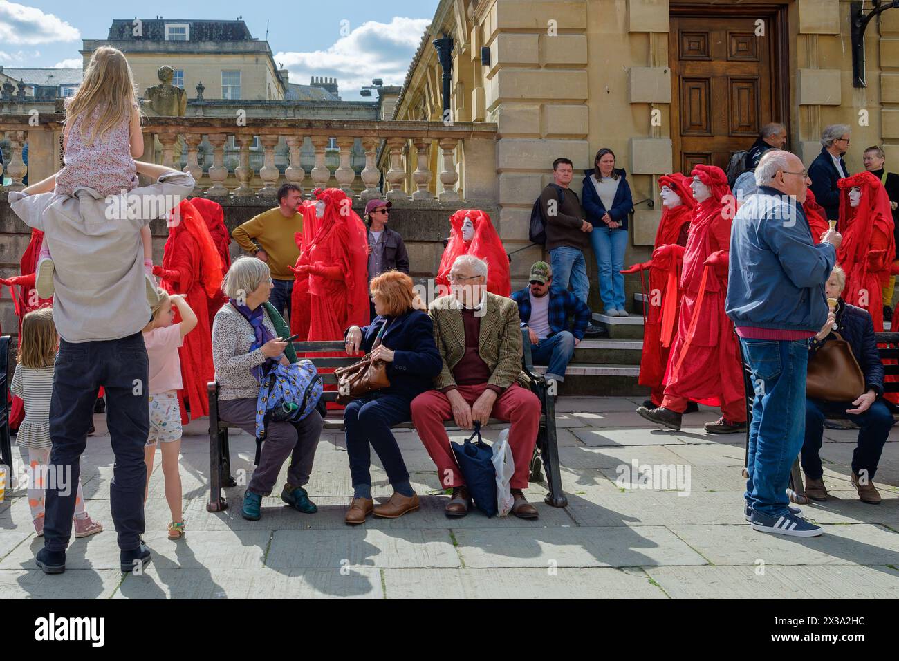 I membri della Brigata ribelle Rossa prendono parte a una processione "funerale per la natura" a Bath, Regno Unito, ed è stata la più grande assemblea globale della Brigata ribelle Rossa Foto Stock