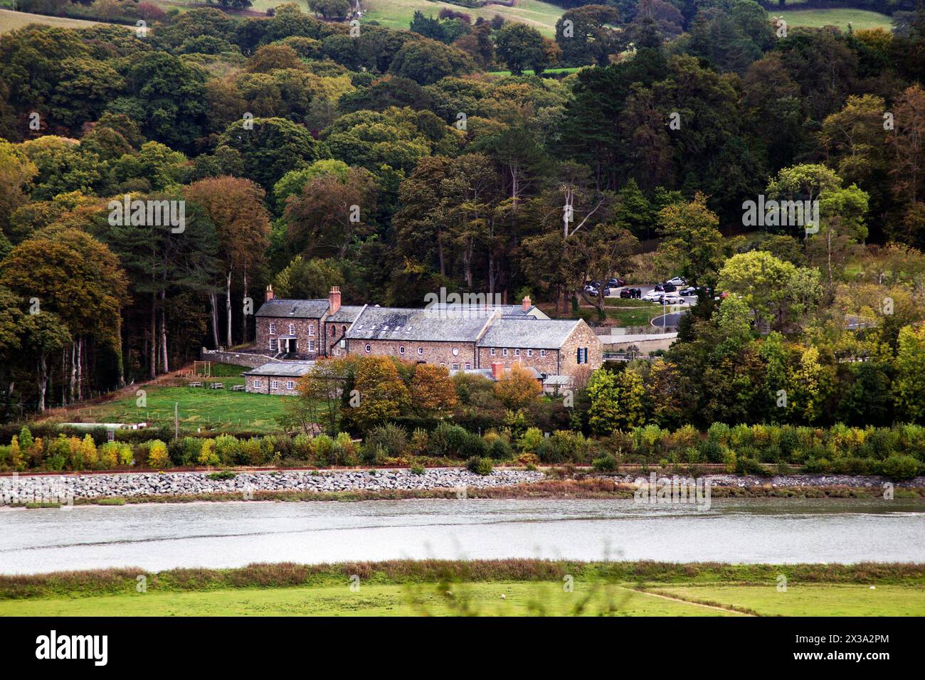 Bodnant Welsh Food, dove è possibile acquistare e mangiare prodotti alimentari artigianali gallesi, imparare nella scuola di cucina e soggiornare in una lussuosa fattoria Foto Stock