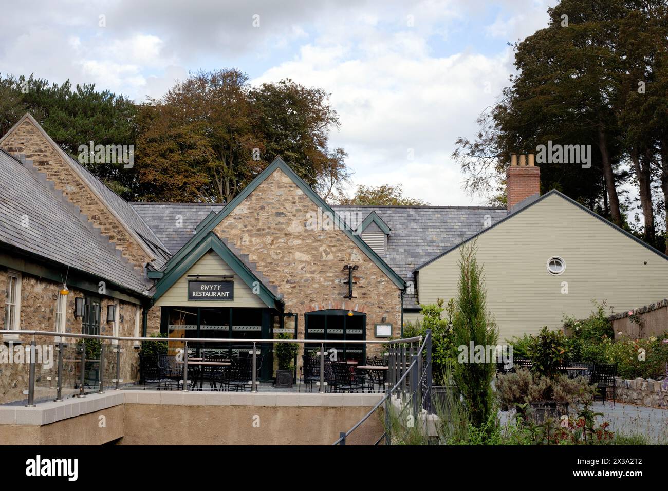 Bodnant Welsh Food, dove è possibile acquistare e mangiare prodotti alimentari artigianali gallesi, imparare nella scuola di cucina e soggiornare in una lussuosa fattoria Foto Stock