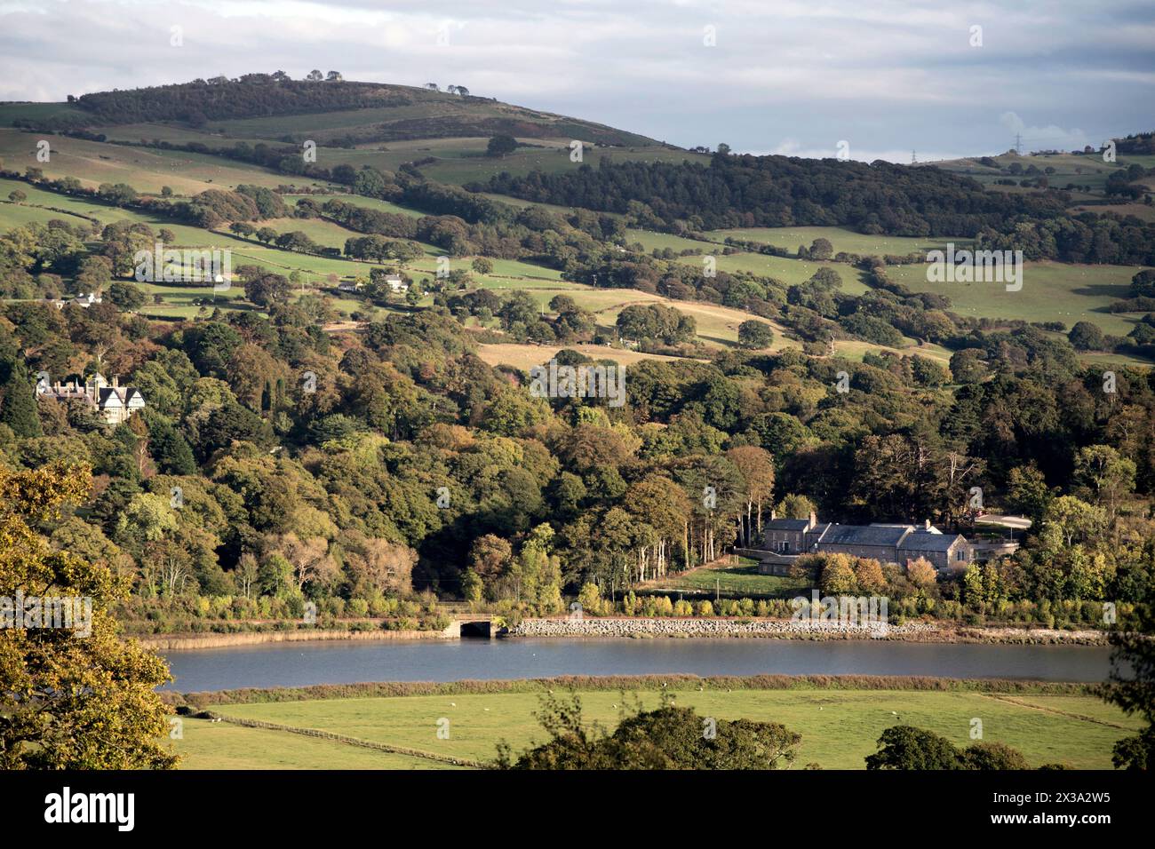 Bodnant Welsh Food, dove è possibile acquistare e mangiare prodotti alimentari artigianali gallesi, imparare nella scuola di cucina e soggiornare in una lussuosa fattoria Foto Stock