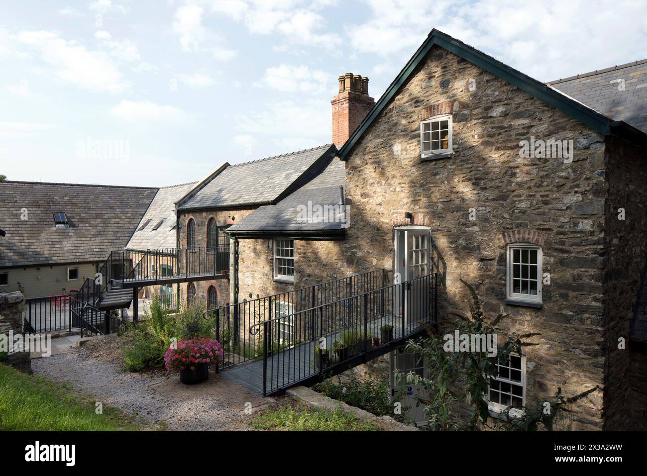 Bodnant Welsh Food, dove è possibile acquistare e mangiare prodotti alimentari artigianali gallesi, imparare nella scuola di cucina e soggiornare in una lussuosa fattoria Foto Stock