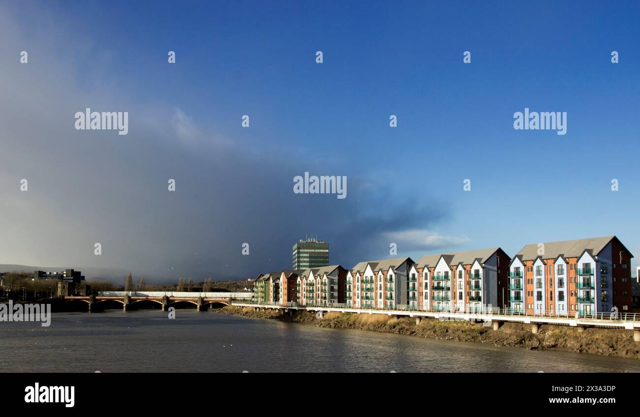 Docce invernali che si avvicinano al lungofiume di Newport sul ponte di Newport Foto Stock