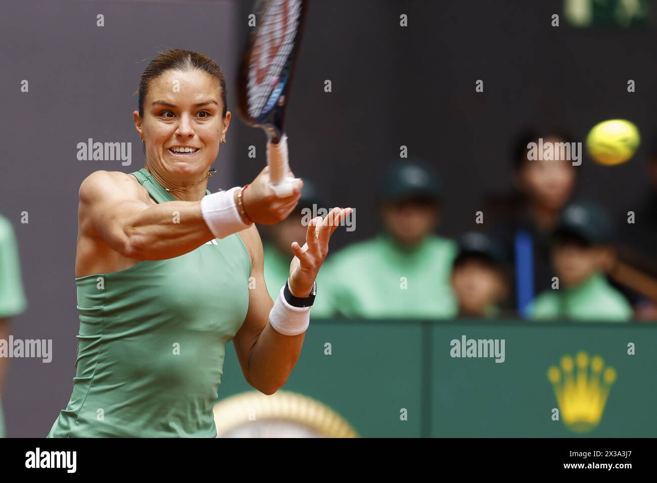 Madrid, Spagna, 25 aprile 2024, Maria Sakkari della Grecia in azione contro donna Vekic della Croazia durante il mutua Madrid Open 2024, ATP Masters 1000 e WTA 1000, torneo di tennis il 25 aprile 2024 alla Caja Magica di Madrid, Spagna Foto Stock