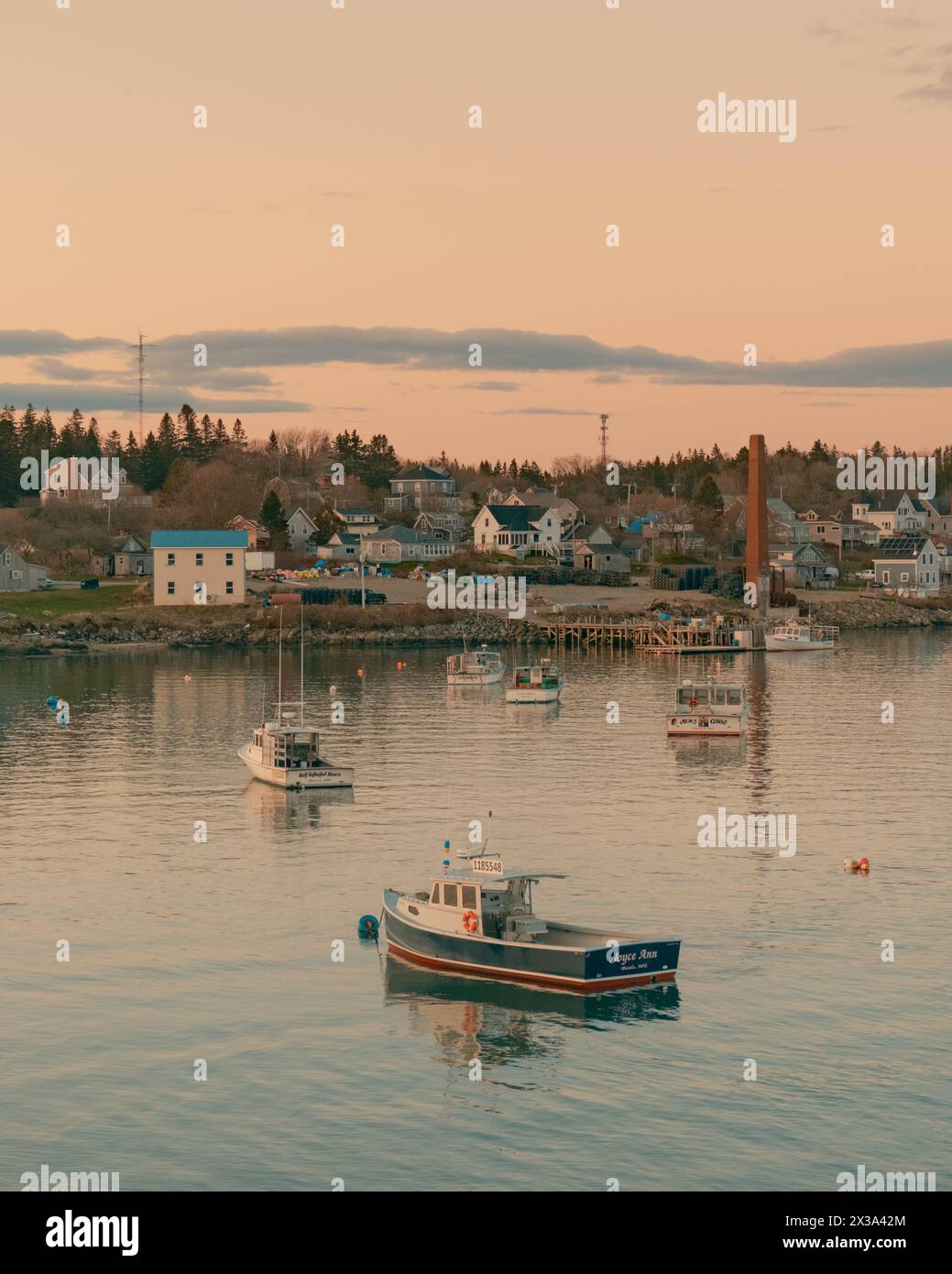Vista al tramonto delle barche nel porto di Jonesport, Maine Foto Stock