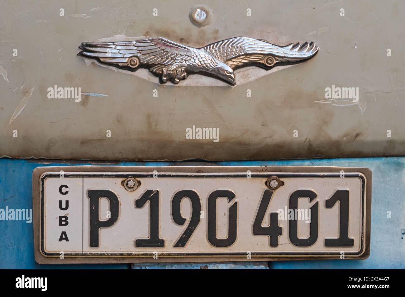 Un'immagine ravvicinata della targa e del motivo dei produttori su un'auto d'epoca nelle strade laterali della città Vecchia, l'Avana, Cuba. Foto Stock