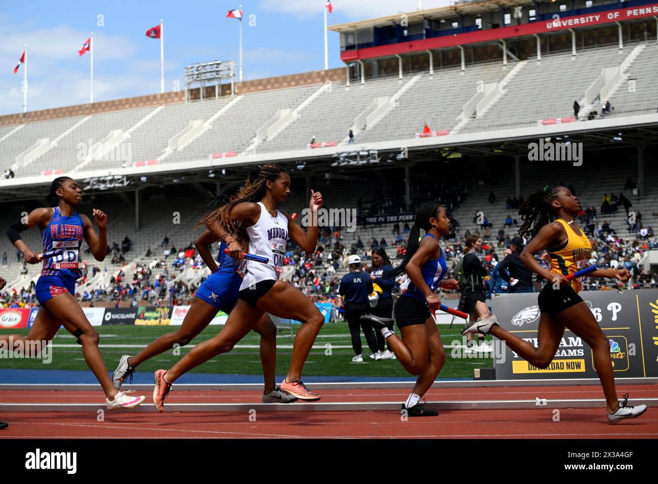 Philadelphia, Stati Uniti. 25 aprile 2024. Gli atleti gareggiano nella corsa del primo dat del 128th Penn Relays Carnaval, il più grande incontro di atletica leggera degli Stati Uniti, al Franklin Field di Philadelphia, PA, USA il 25 aprile 2024. Crediti: OOgImages/Alamy Live News Foto Stock