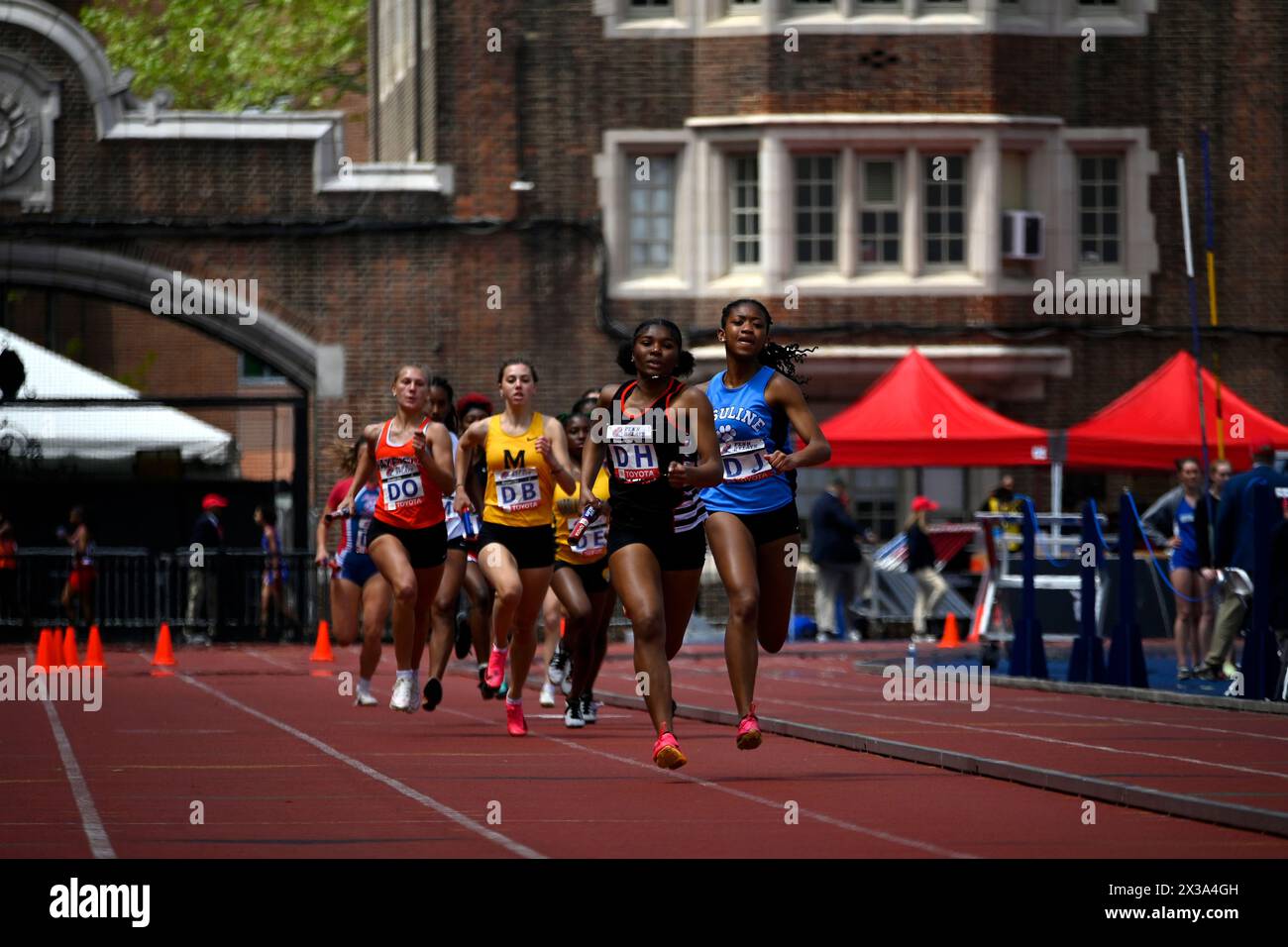 Philadelphia, Stati Uniti. 25 aprile 2024. Gli atleti gareggiano nella corsa del primo dat del 128th Penn Relays Carnaval, il più grande incontro di atletica leggera degli Stati Uniti, al Franklin Field di Philadelphia, PA, USA il 25 aprile 2024. Crediti: OOgImages/Alamy Live News Foto Stock