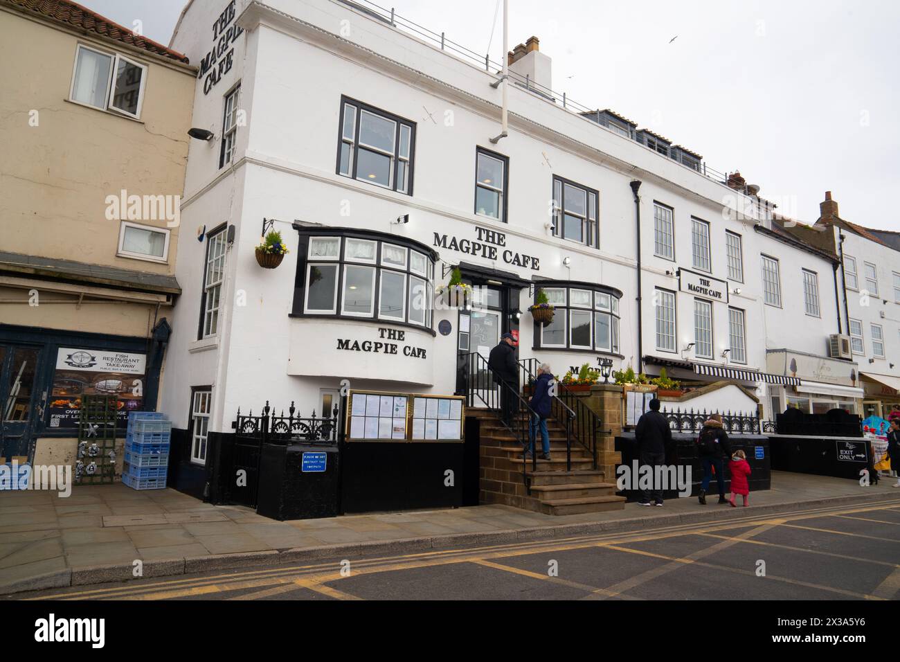 Il Magpie Cafe si trova sulla costa orientale di Whitby, nel North Yorkshire. Foto Stock