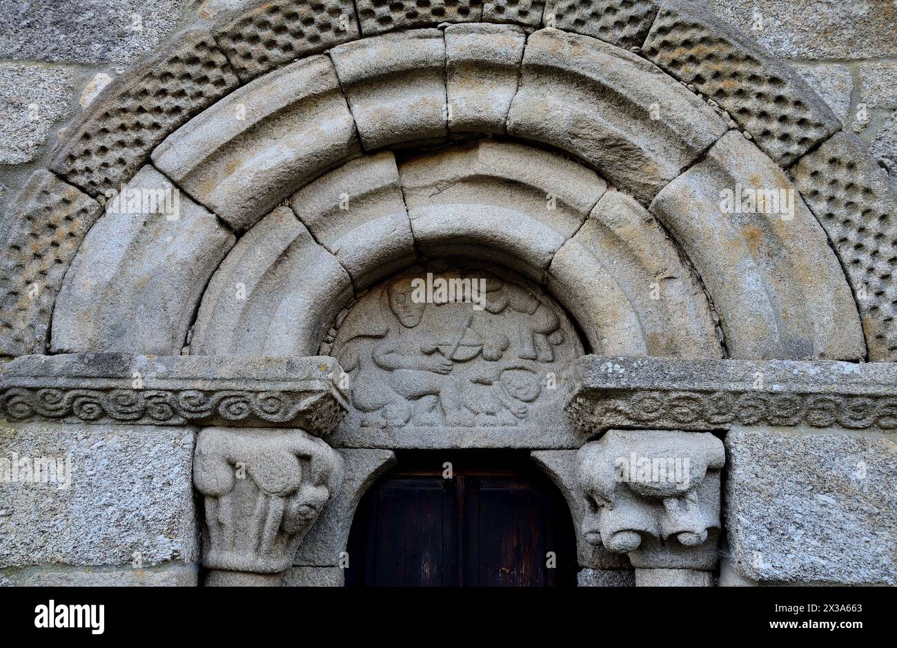 Particolare della chiesa di San Miguel do Monte, Chantada, Lugo, Spagna Foto Stock