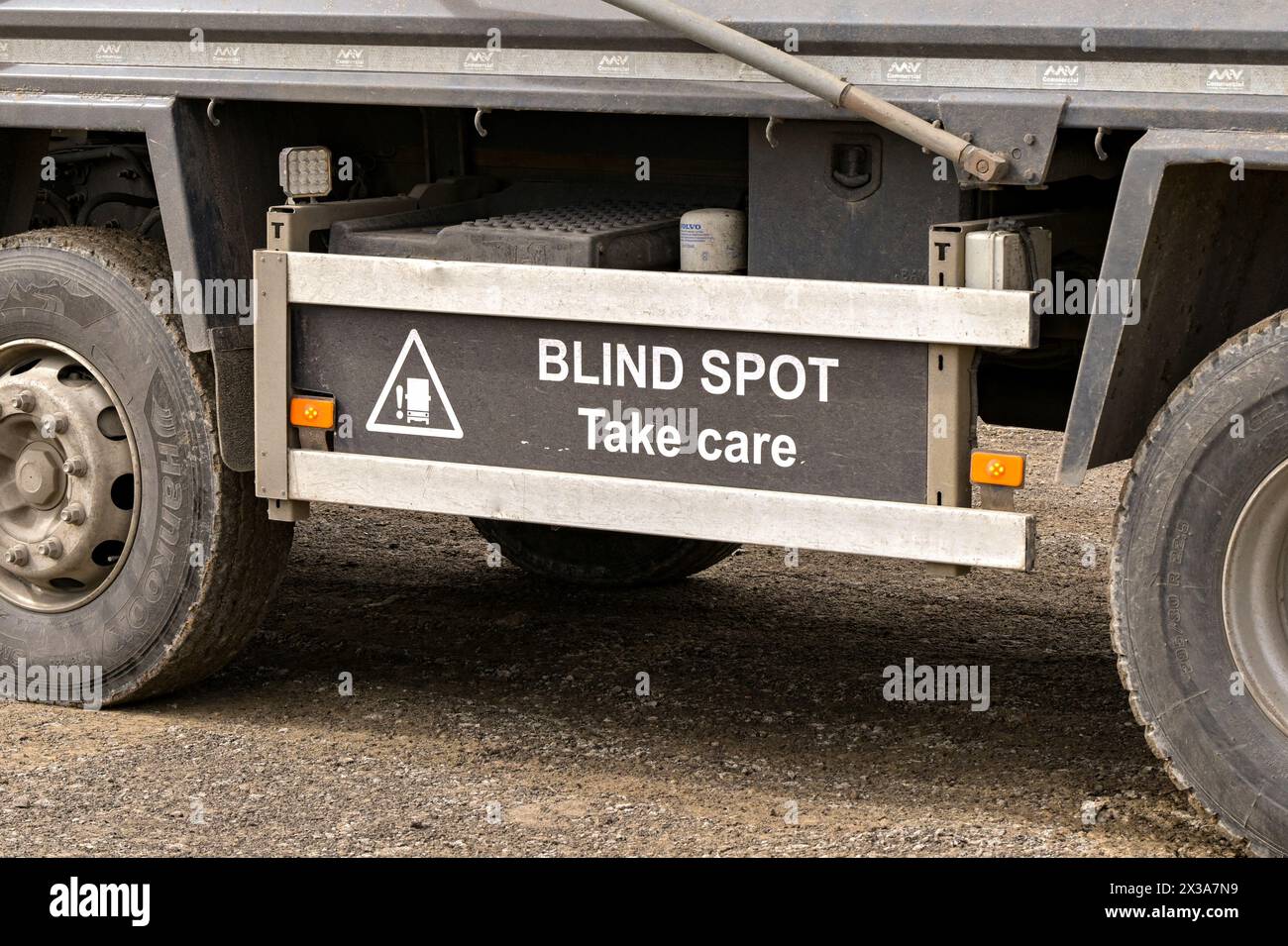 Swindon, Inghilterra Regno Unito - 11 aprile 2024: Cartello di avvertimento sul lato di un camion che avverte i ciclisti di un punto cieco per il conducente Foto Stock
