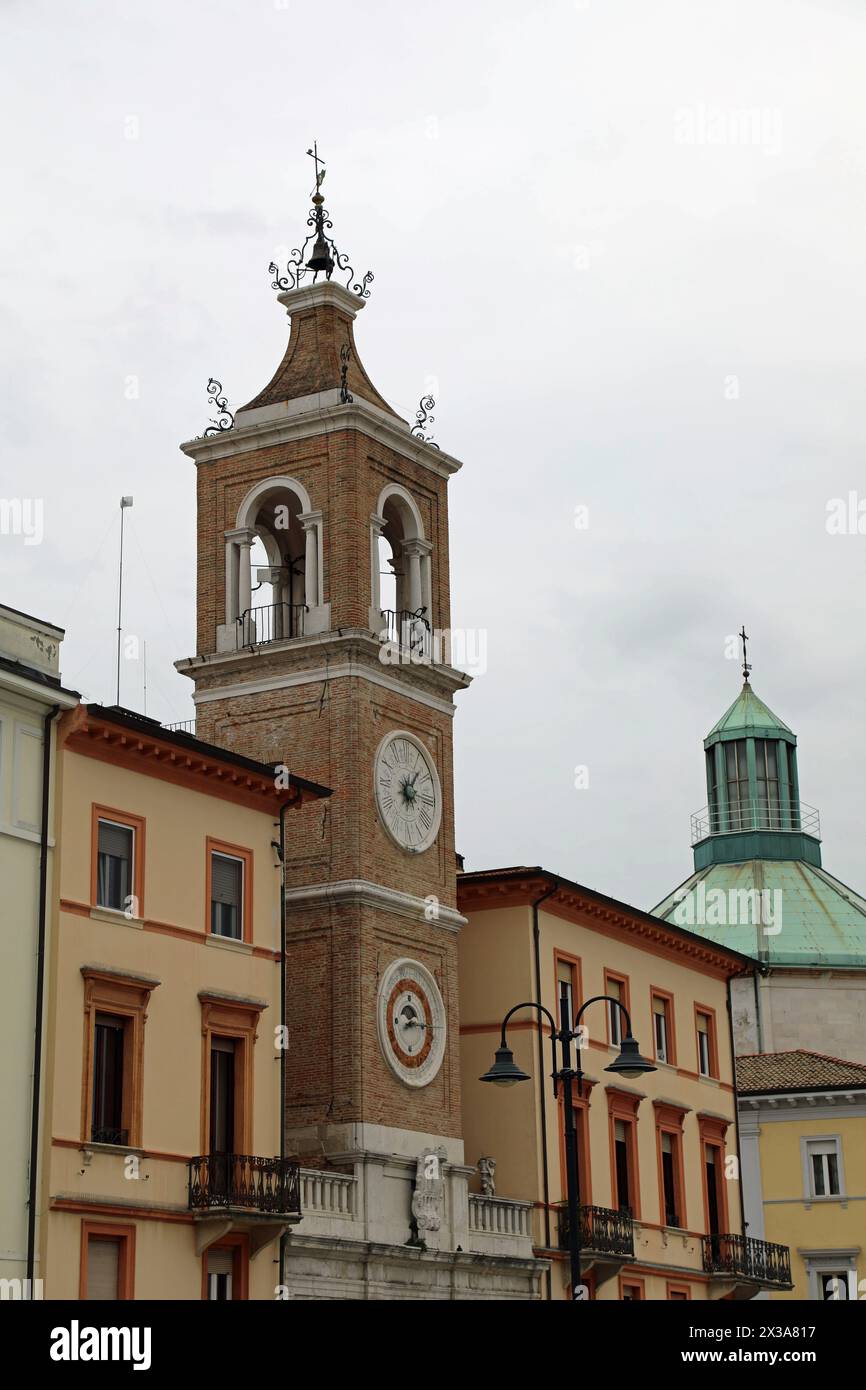 Torre dell'orologio di Rimini e memoriale di guerra Foto Stock