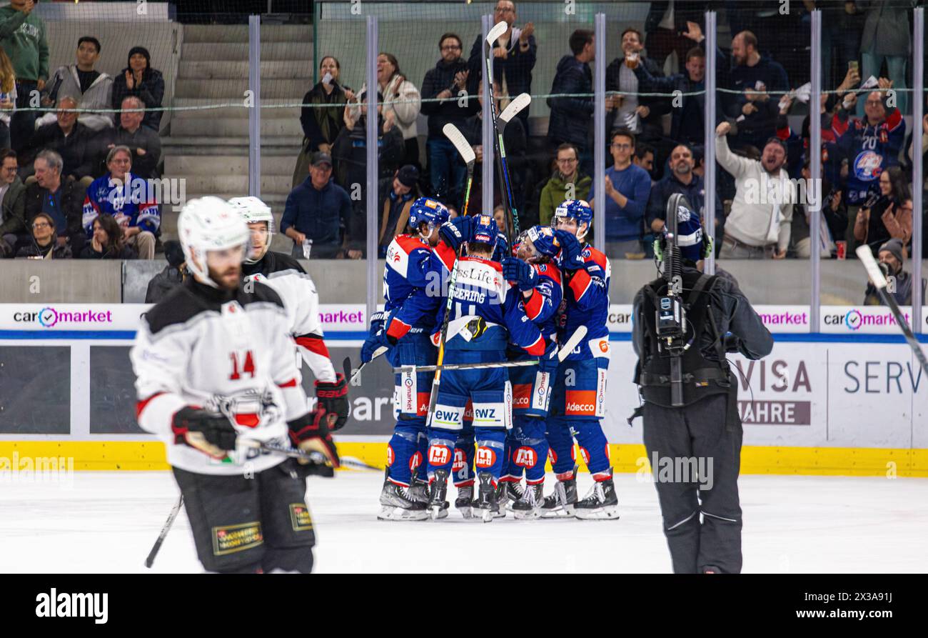 Zurigo, Svizzera, 25 aprile 2024: Saluti dai Leoni ZSC. Al 39° minuto della partita, il nono Vinzenz Rohrer ha portato il vantaggio per 2-0. Losanna ha dovuto accettare il doppio colpo entro 60 secondi. (Foto di Andreas Haas/dieBildmanufaktur) credito: DieBildmanufaktur/Alamy Live News Foto Stock