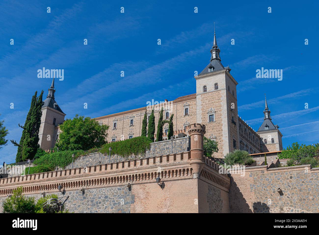 L'Alcázar di Toledo, una storica fortezza in pietra, che si trova nel punto più alto della città spagnola di Toledo Foto Stock