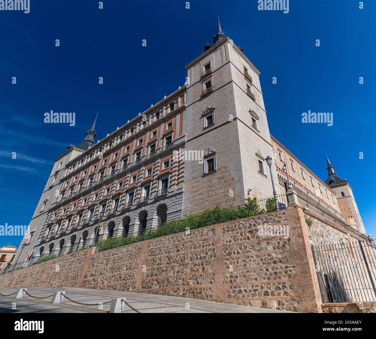 L'Alcázar di Toledo, una storica fortezza in pietra, che si trova nel punto più alto della città spagnola di Toledo Foto Stock