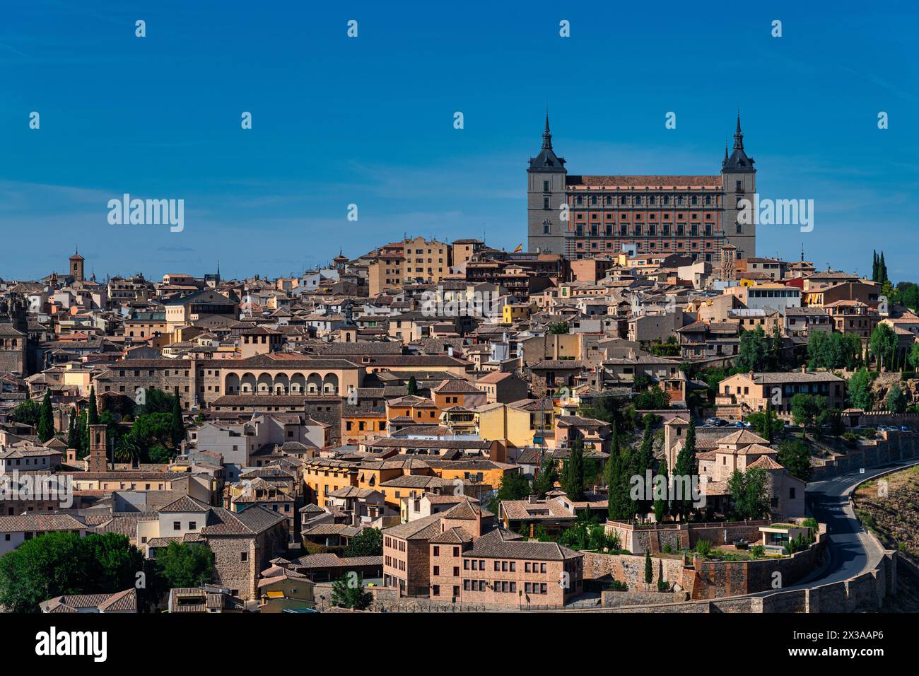 L'Alcázar di Toledo, una storica fortezza in pietra, che si trova nel punto più alto della città spagnola di Toledo Foto Stock